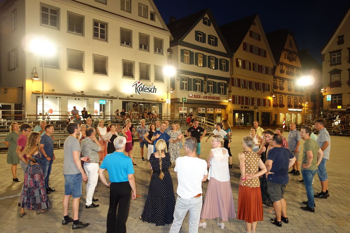 Probe für Tanz durch die Jahrhunderte auf dem Marktplatz